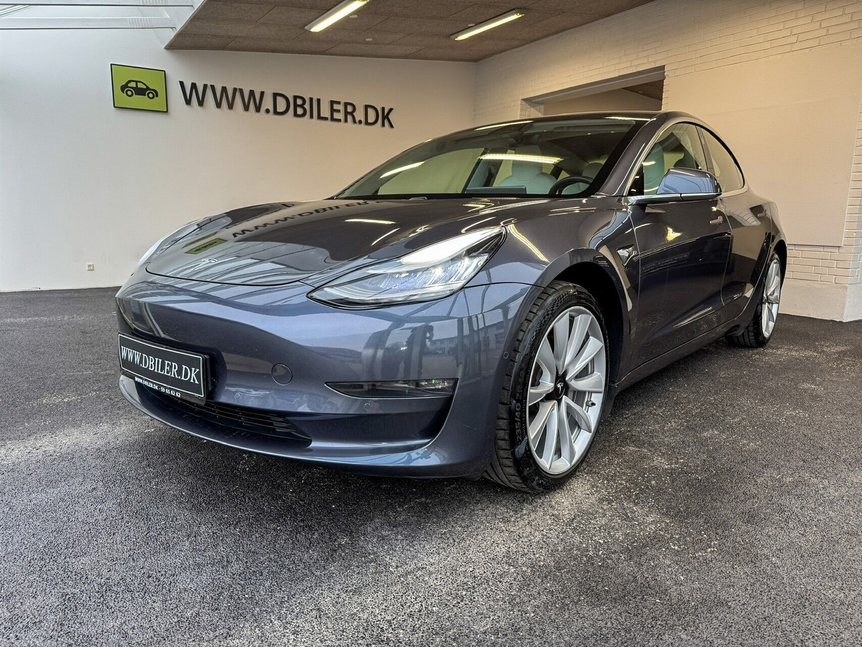 Grå Tesla Model 3 fra 2020