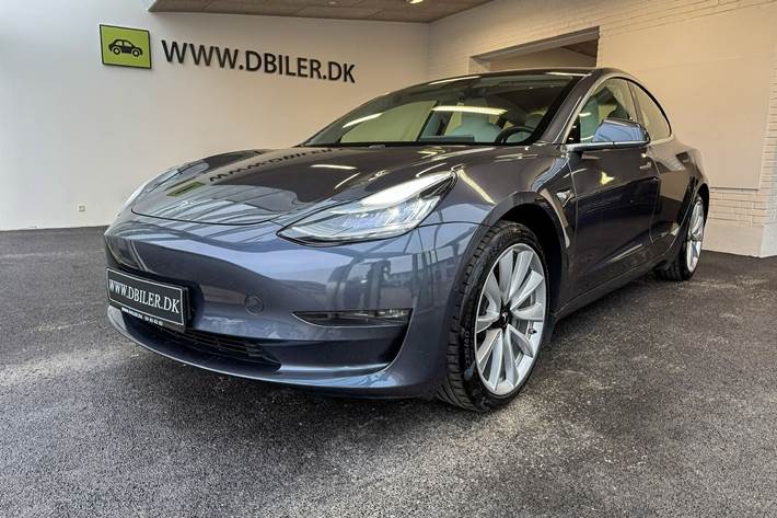 Grå Tesla Model 3 fra 2020
