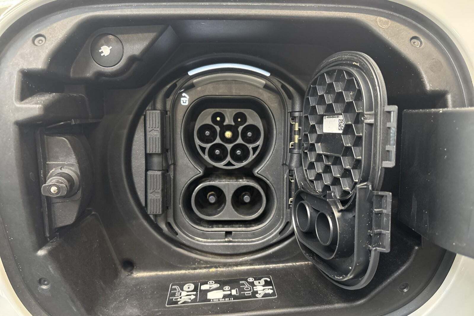 Hvid Mercedes EQB250+ fra 2023