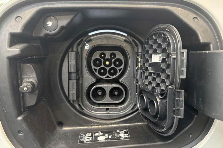 Hvid Mercedes EQB250+ fra 2023