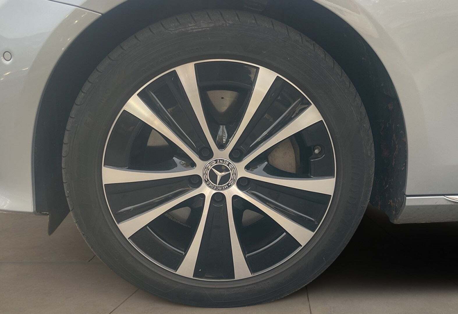 Sølv Mercedes E300 de fra 2021