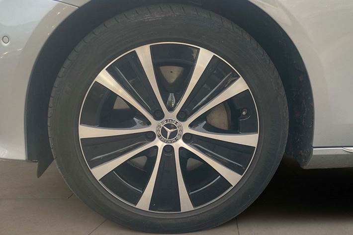 Sølv Mercedes E300 de fra 2021