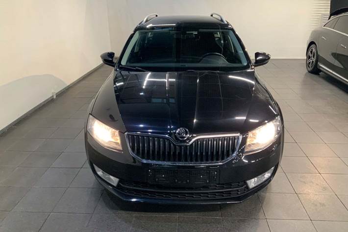 Sort Skoda Octavia fra 2015