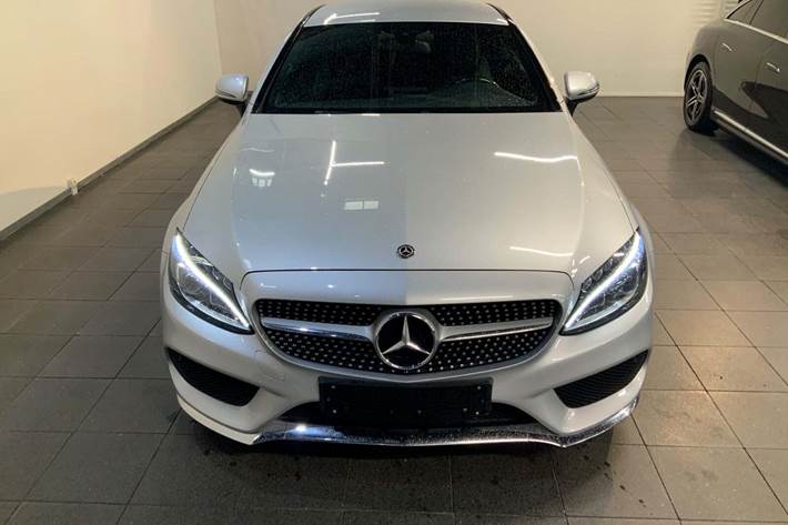 Sølv Mercedes C300 fra 2017