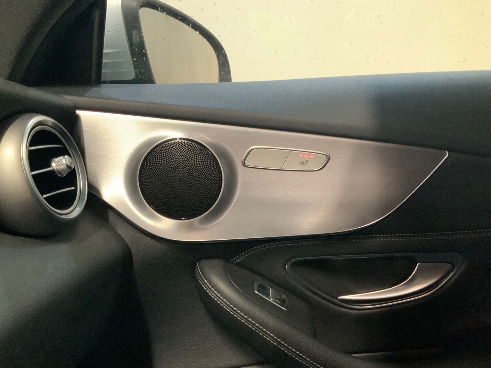 Sølv Mercedes C300 fra 2017