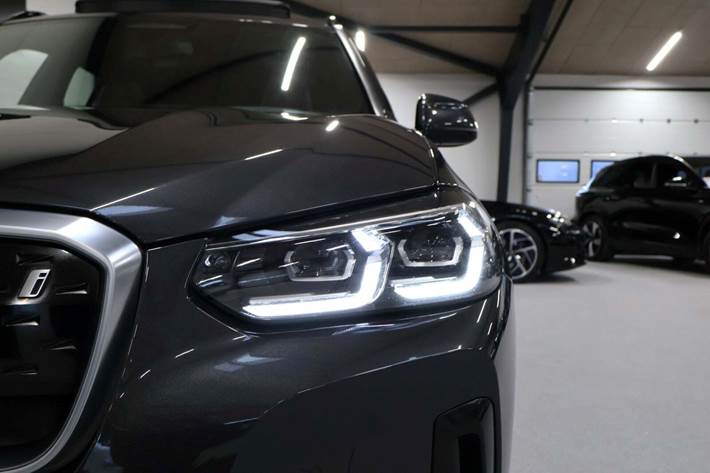 Grå BMW iX3 fra 2022