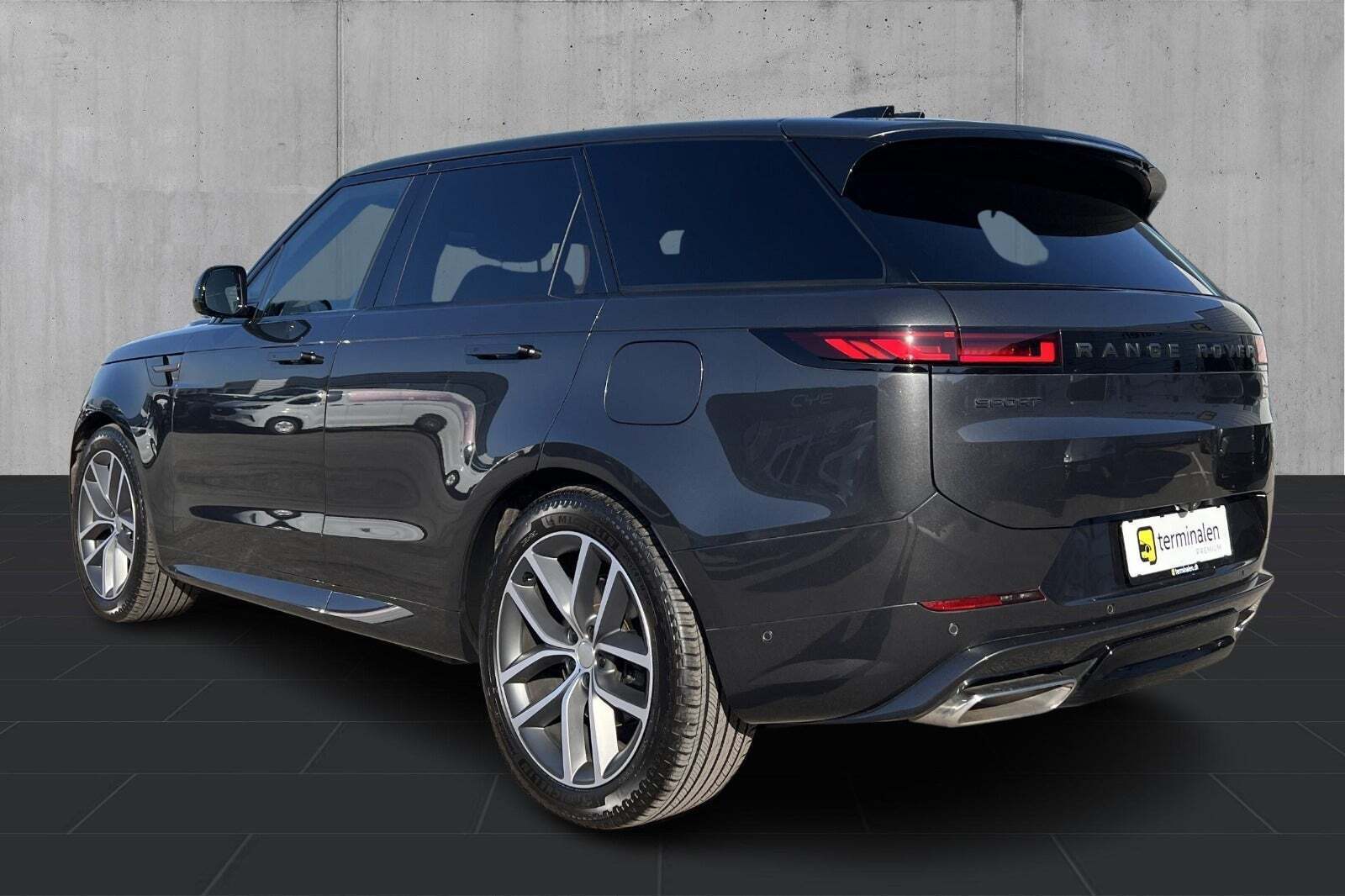 Grå Land Rover Range Rover sport fra 2025