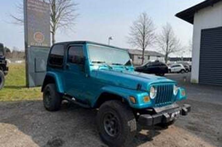 Blå Jeep Wrangler fra 2005 set udefra