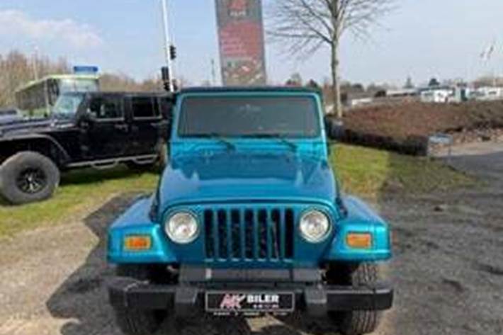 Blå Jeep Wrangler fra 2005 set udefra