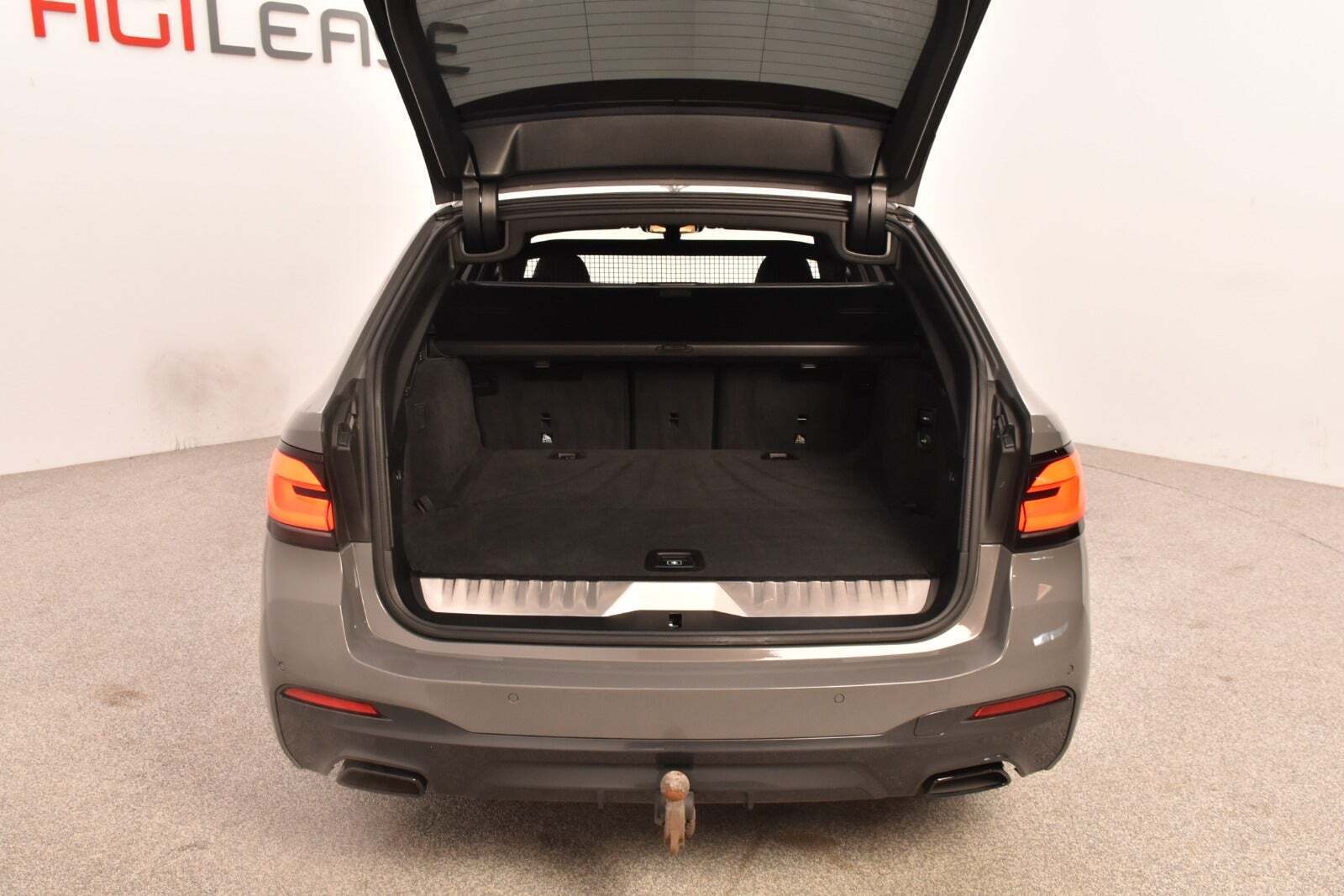 Grå BMW 530e fra 2021