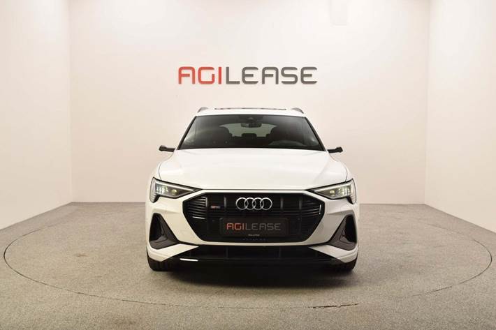 Hvid Audi e-tron fra 2021