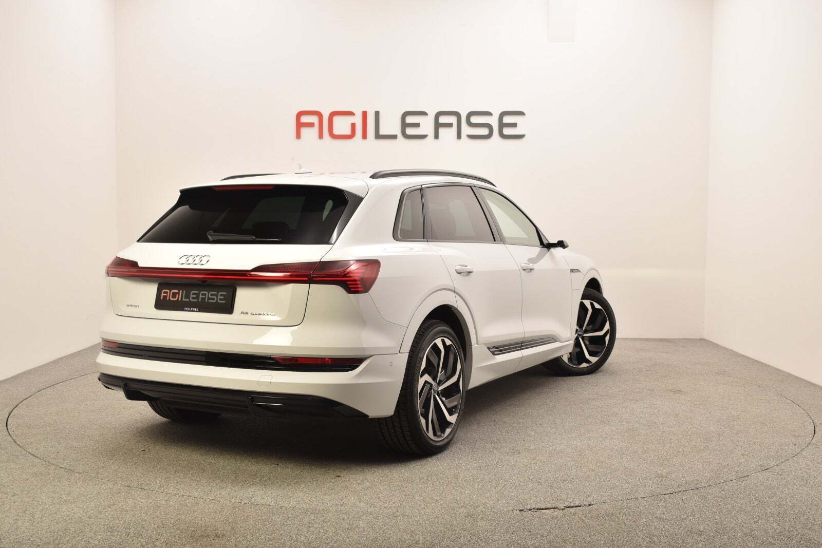 Hvid Audi e-tron fra 2021