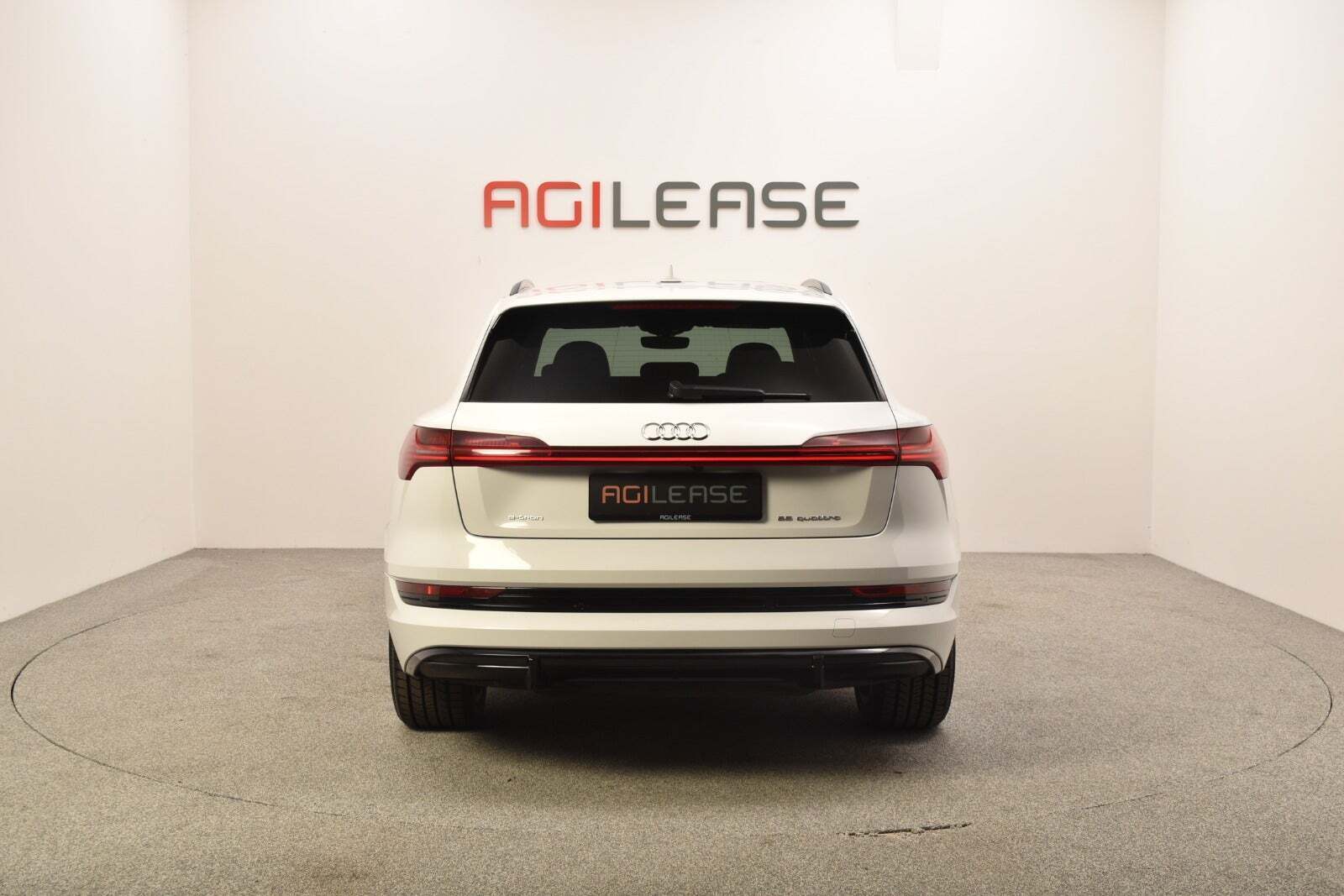 Hvid Audi e-tron fra 2021