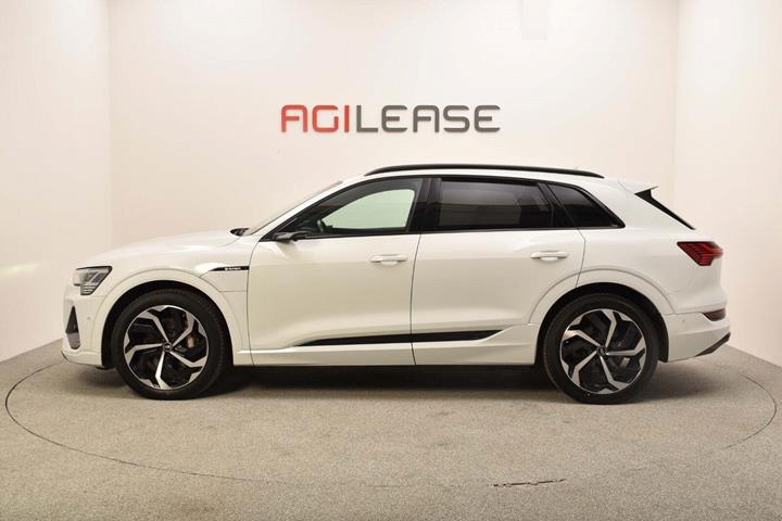 Hvid Audi e-tron fra 2021