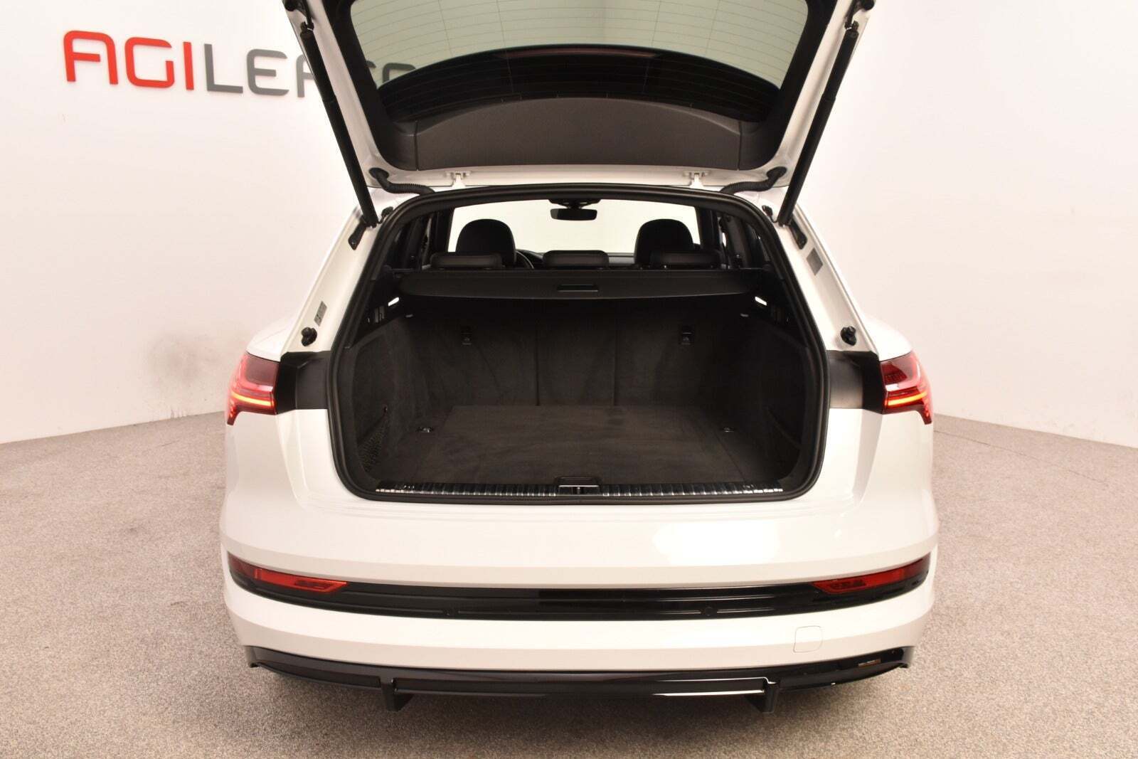 Hvid Audi e-tron fra 2021