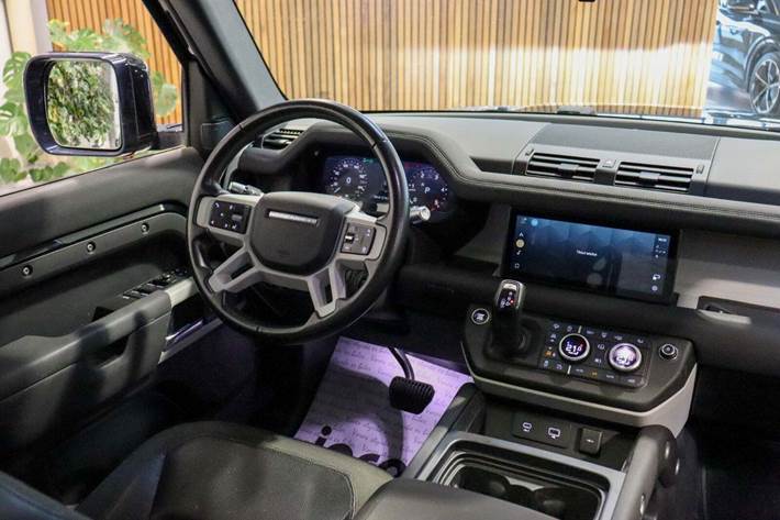 Sort Land Rover Defender 110 fra 2020