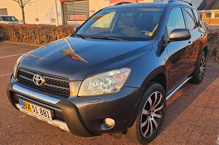 Grå Toyota RAV4 fra 2006