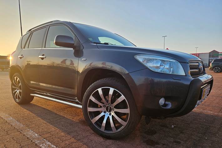 Grå Toyota RAV4 fra 2006