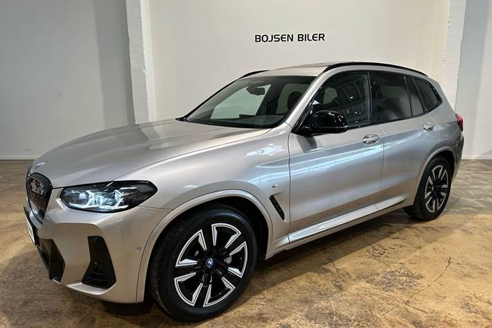 Grå BMW iX3 fra 2022 set udefra