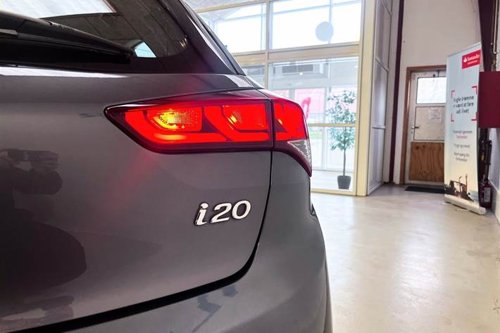 Grå Hyundai i20 fra 2017