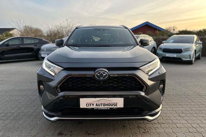 Grå Toyota RAV4 fra 2022