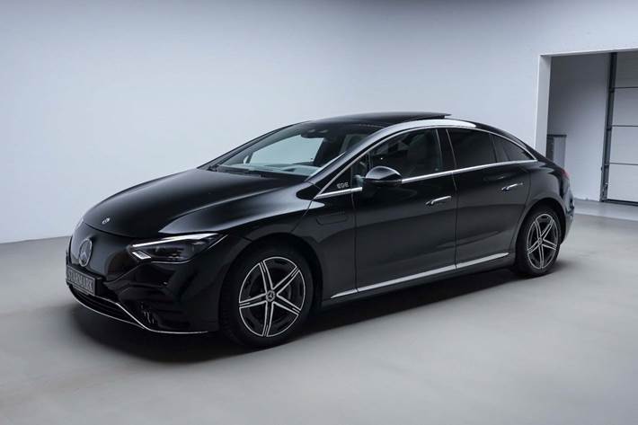 Sort Mercedes EQE350+ fra 2025