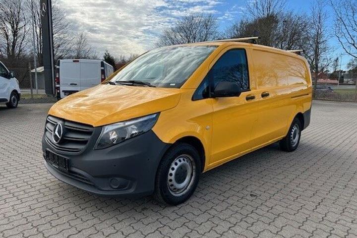 Gul Mercedes Vito 114 fra 2021 set udefra