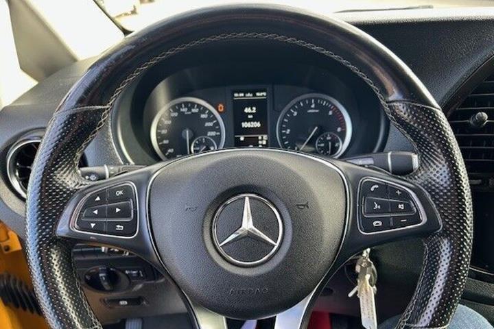 Gul Mercedes Vito 114 fra 2021