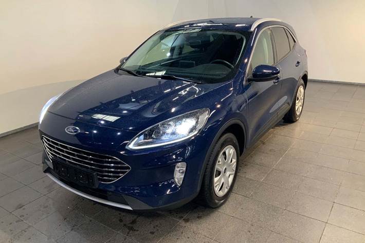 Blå Ford Kuga fra 2021 set udefra