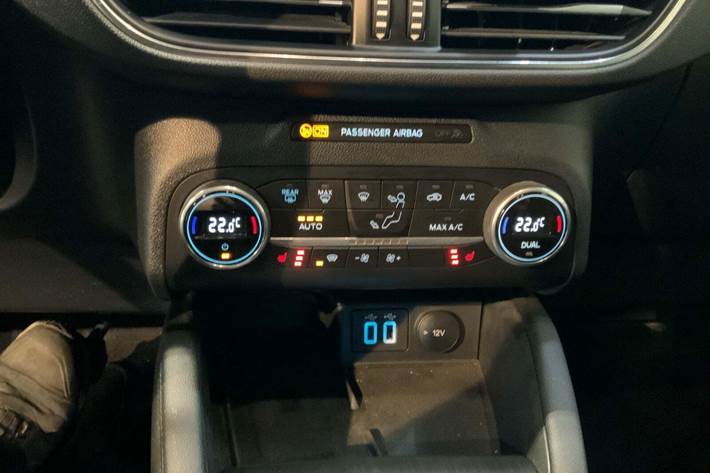 Blå Ford Kuga fra 2021