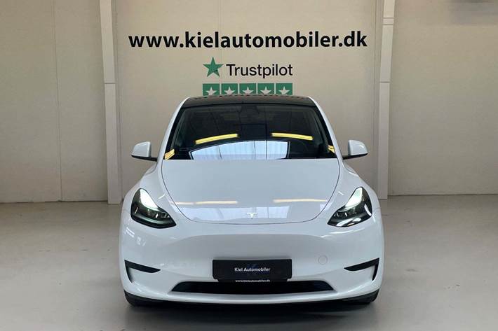 Hvid Tesla Model Y fra 2023