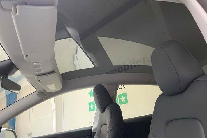 Hvid Tesla Model Y fra 2023