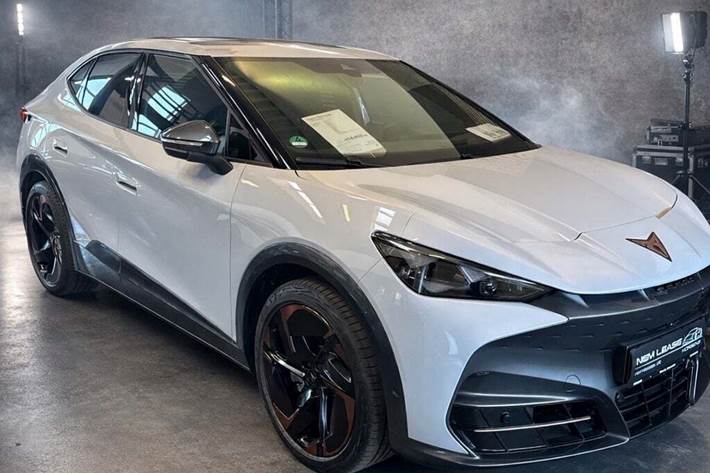 Hvid Cupra Tavascan fra 2025 set udefra