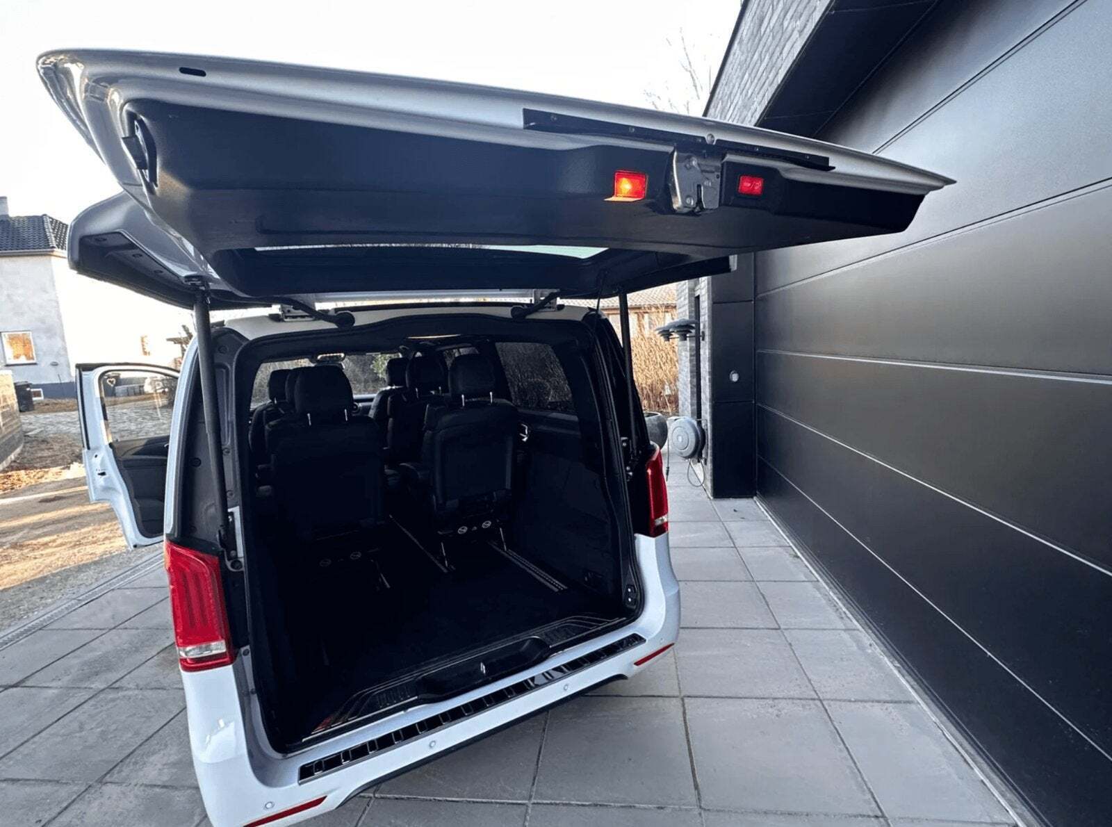 Hvid Mercedes EQV300 fra 2021