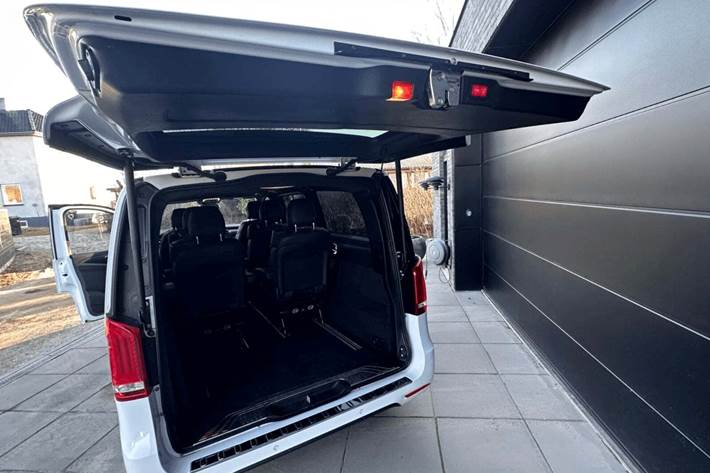 Hvid Mercedes EQV300 fra 2021