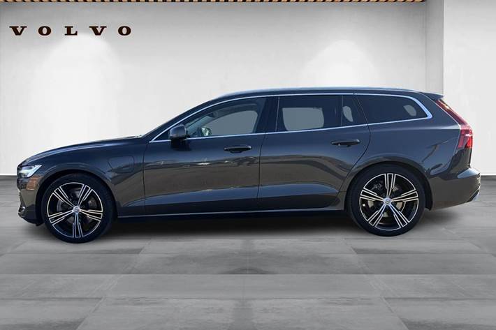 Grå Volvo V60 fra 2022
