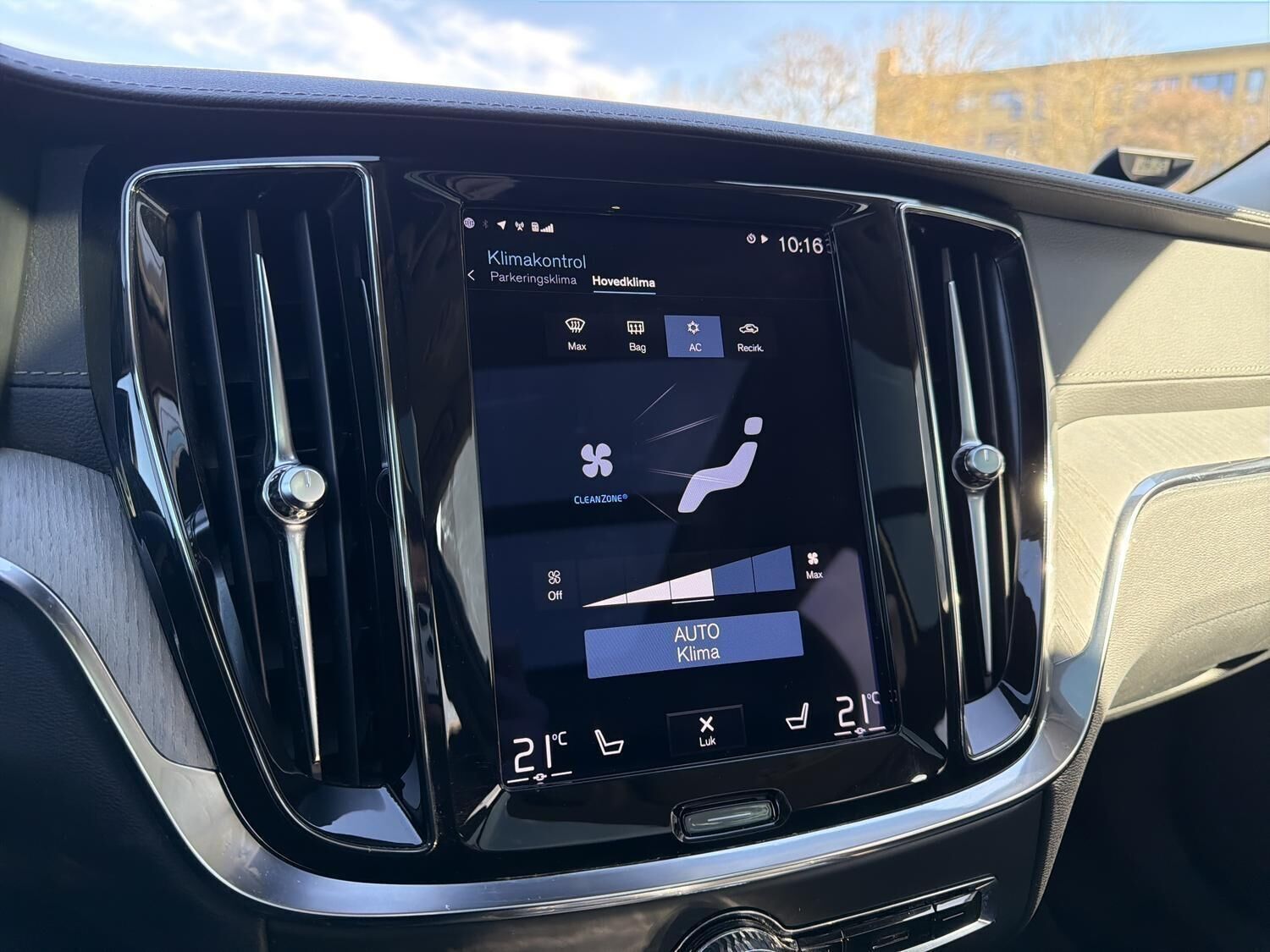 Grå Volvo V60 fra 2022