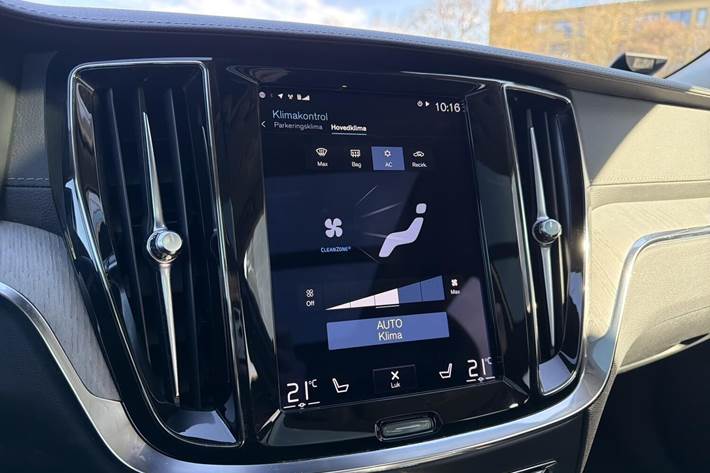 Grå Volvo V60 fra 2022