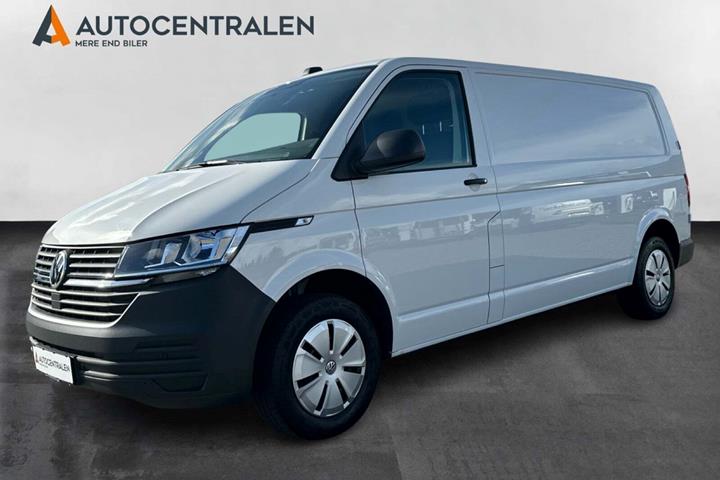 Hvid VW Transporter fra 2024 set udefra