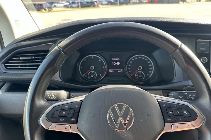 Hvid VW Transporter fra 2024