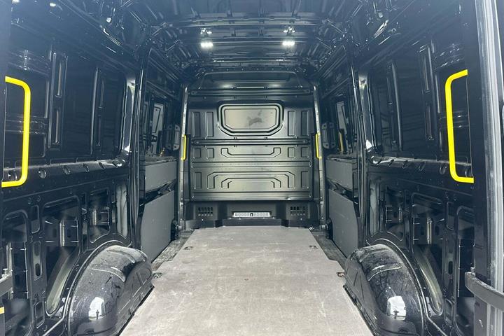 Sort VW Crafter 35 fra 2025