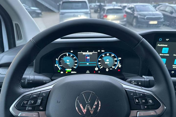 Grå VW Transporter fra 2025