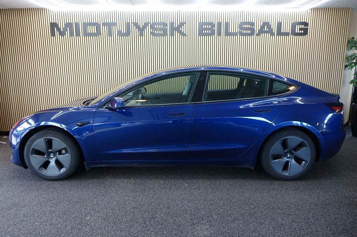 Blå Tesla Model 3 fra 2021