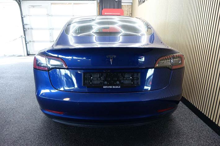 Blå Tesla Model 3 fra 2021