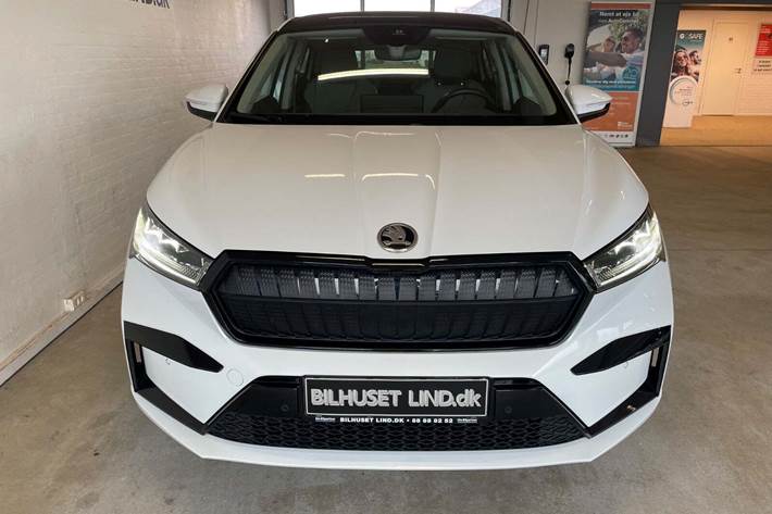 Hvid Skoda Enyaq fra 2023