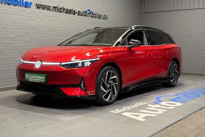 Rød VW ID.7 fra 2025 set udefra