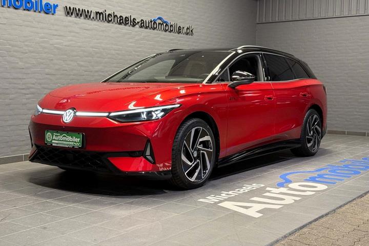 Rød VW ID.7 fra 2025 set udefra