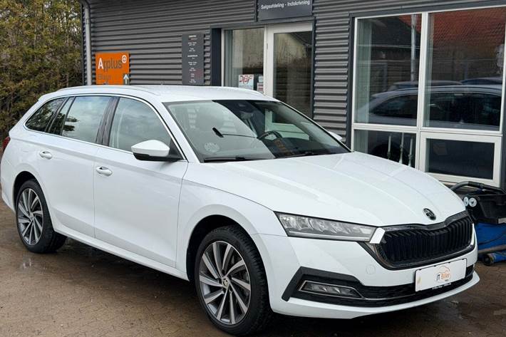 Hvid Skoda Octavia fra 2021 set udefra