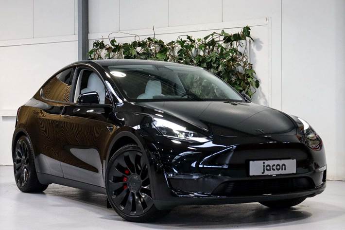 Sort Tesla Model Y fra 2024