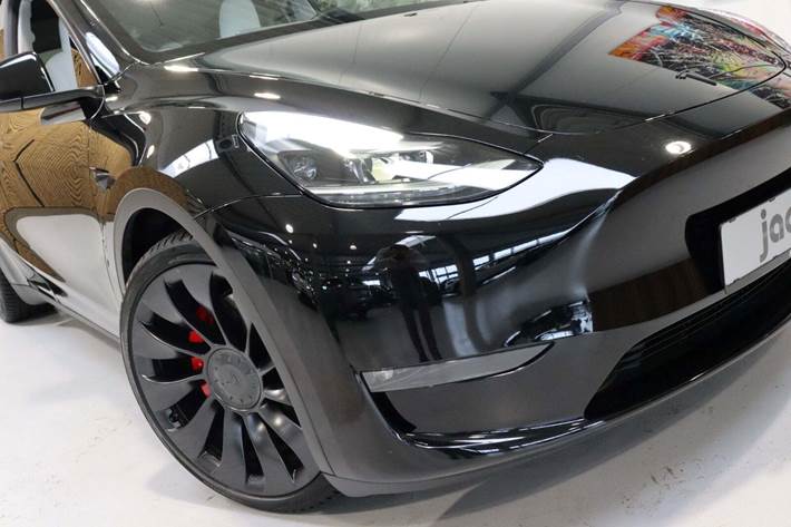 Sort Tesla Model Y fra 2024